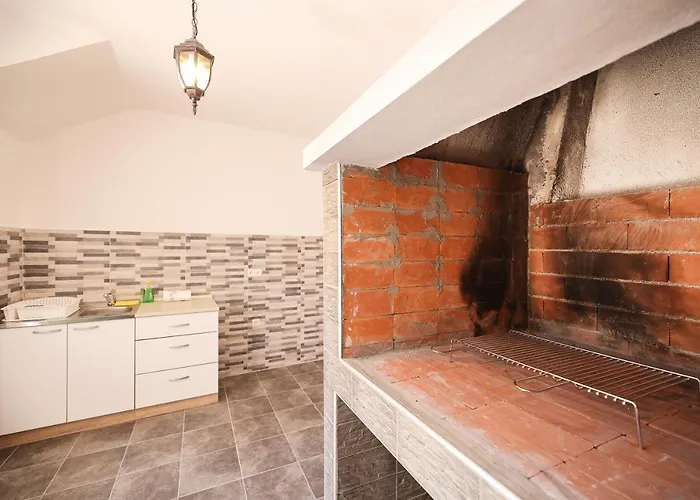 Daire Two Bedroom Near The Sea Sukošan