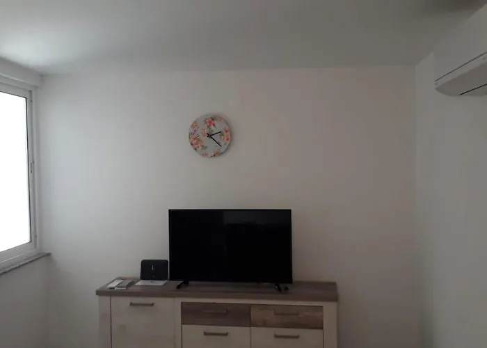 Two Bedroom Near The Sea Daire Sukošan