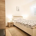 Two Bedroom Near The Sea Appartement Sukošan