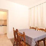 Two Bedroom Near The Sea Appartement Sukošan
