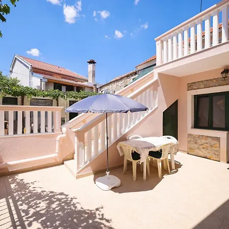 Two Bedroom Near The Sea Sukošan