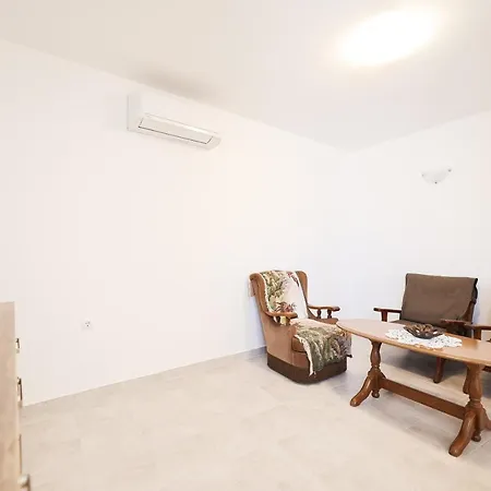 Two Bedroom Near The Sea *