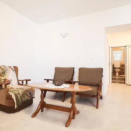 Apartment Two Bedroom Near The Sea *