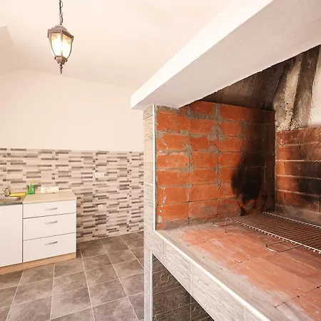 Apartment Two Bedroom Near The Sea Sukošan